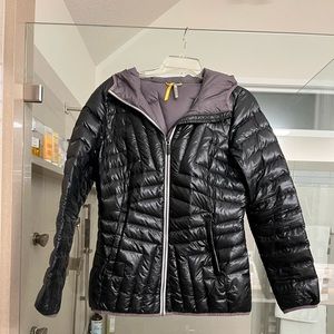 Woman’s medium duck filled puffer jacket. No rips or tears. Lightly worn